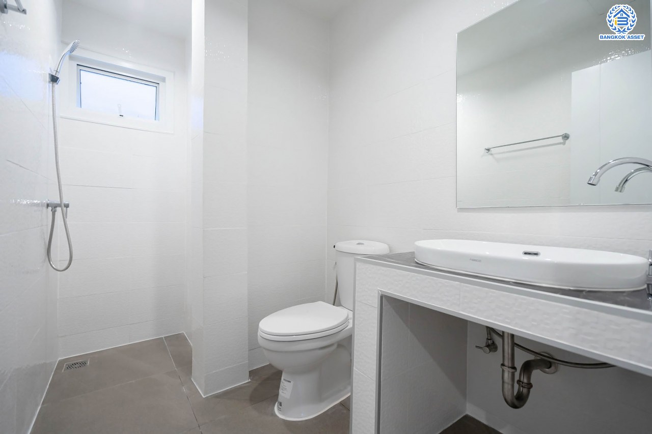 บ้านมือสองตกแต่งใหม่ ม.เพชรวัฒนะ เลียบคลองประปา บ้านเดี่ยวเนื้อที่ 50 ตร.ว. ฟังก์ชันพร้อม 3 ห้องนอน 3 ห้องน้ำ จอดรถได้ 2 คัน บนทำเลเชื่อมต่อแจ้งวัฒนะ, ถนนศรีสมาน, ถนนสรงประภา เดินทางสะดวก ใกล้ทางด่วน "อุตราภิมุข" และรถไฟฟ้าสายสีแดง "สถานีหลักสี่"